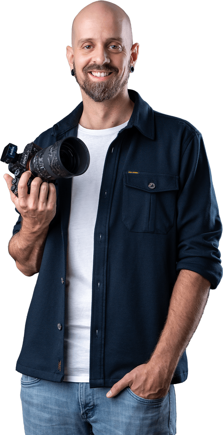 Marty Lauchart, Fotograf aus dem Vogtland, mit Kamera in der Hand