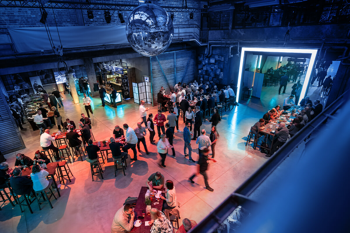Abendveranstaltung in der Industriehalle, Blick von der Empore auf Buffet und Gäste
