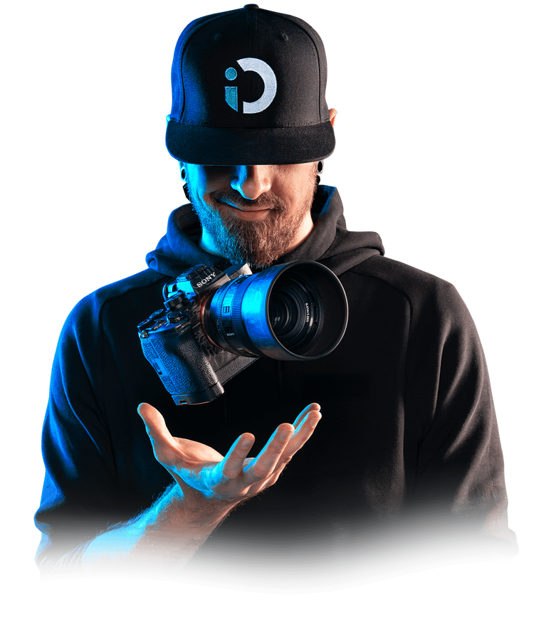 Marty Lauchart, Art Director und Fotograf, freigestellt vor dunklem Hintergrund